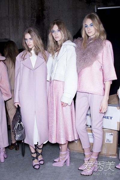 粉红色和什么颜色搭配？看看这个，公共事件。