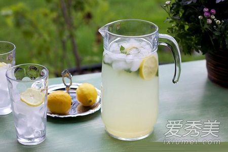 柠檬水真的能美白吗？喝柠檬水的优点和缺点是什么？