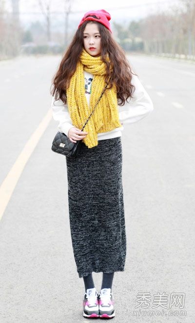 毛衣还是卫衣配长裙瘦瘦的