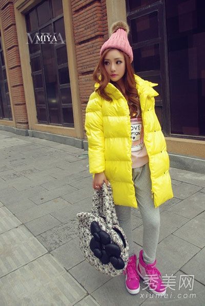 亮色羽绒服，搭配打底裤，外观和身体都很好
