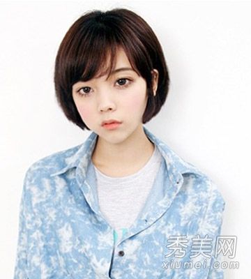 韩国著名的网络模特郑慧媛留着像高中生一样的短发。