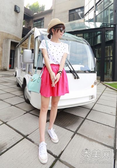 t恤和裙子在夏天很容易穿。