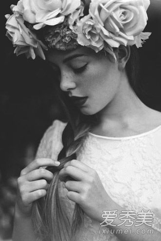 花朵发饰打造鲜花盛开季节的小清新旅行发型