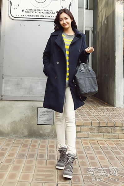 在深冬,穿这样的外套和紧身裤是非常干练和美丽的。