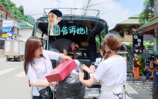 中餐厅赵薇黑色小包一期是什么品牌？