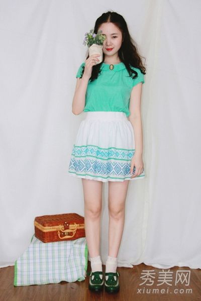 t恤和裙子在夏天很酷很时尚。
