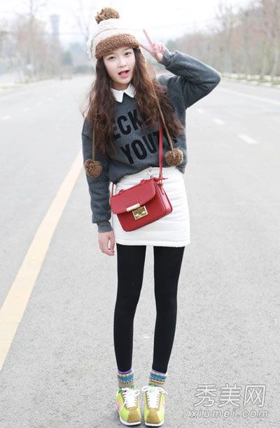 冬季时尚搭配卫衣+短裙休闲可爱