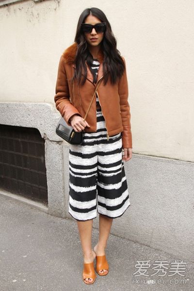 今年秋天,七分裤非常流行搭配。