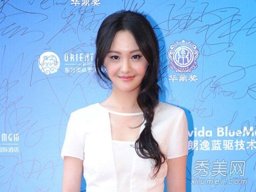 郑爽出现在华鼎奖上