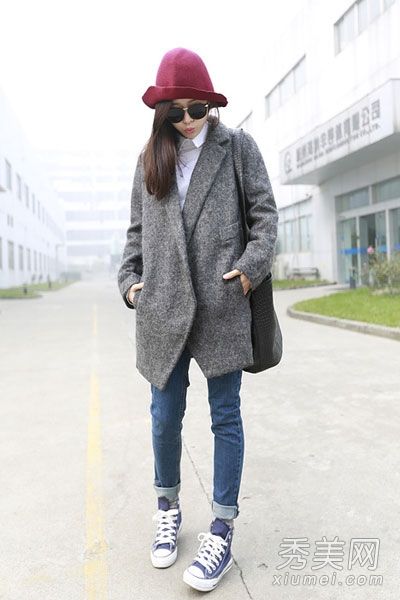 外套+牛仔裤在冬季街头流行