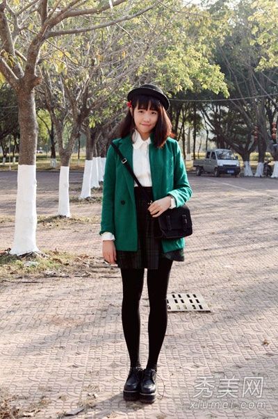 小裙子外套的甜美连衣裙很有吸引力。