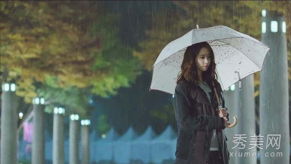 在追逐游戏的同时学会比赛。尤娜展示了深冬的气质