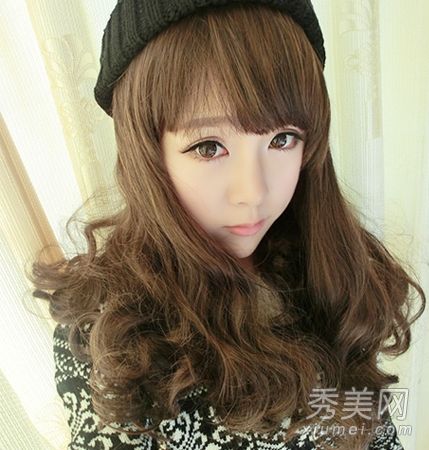 圆脸有什么样的发型?有一张卷发和化妆的圆脸是很好的。