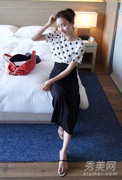 工作新人的夏装搭配技术创造年轻成熟的女明星