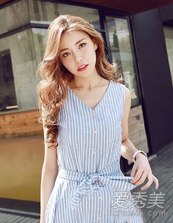 夏天的时候,我喜欢露出没有刘海和长发的额头,非常清爽。