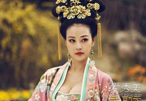 48岁的周凯茜的胸部美容癖