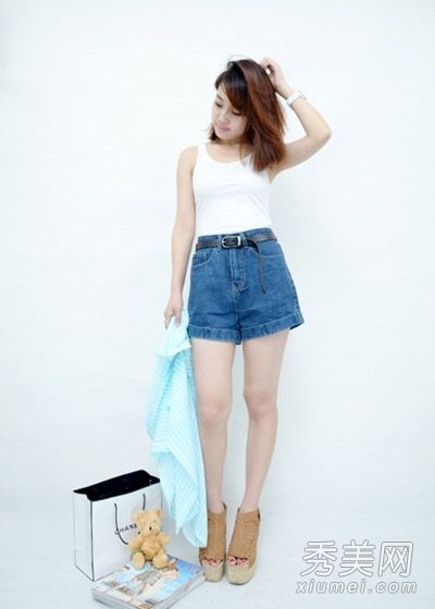 吊带背心配短裤，既酷又时尚