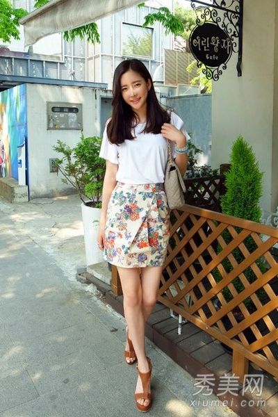 胖MM韩凡夏天的t恤和裙子都很苗条。