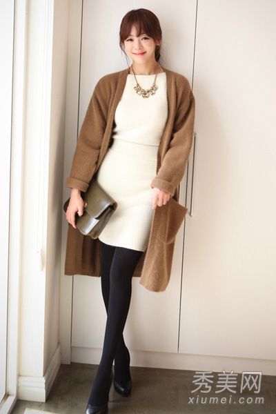 冬天，齐膝长外套的凹面形状走出了现代风格拍摄的著名街道。