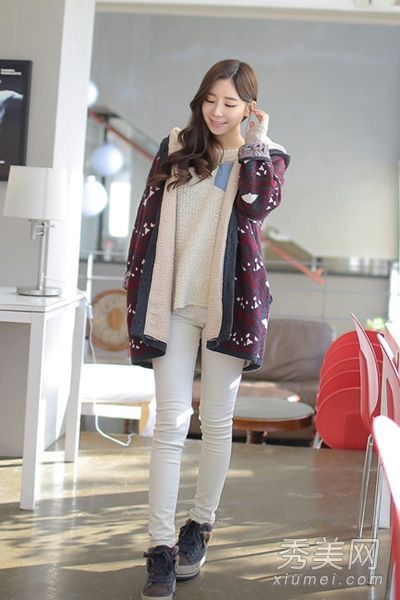 略胖的女孩冬天穿外套+短毛衣+紧身裤超瘦