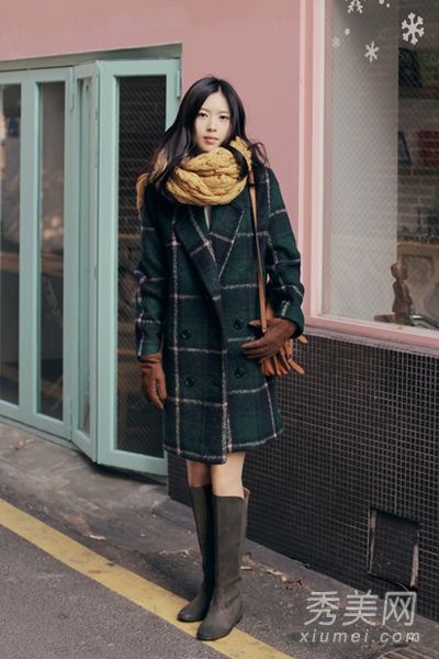 羊毛大衣、裙子和连衣裙在冬天会优雅地磨损。