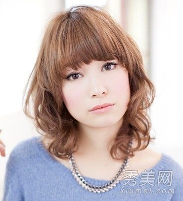 如何烫中等长头发的梨花头