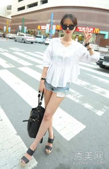 三伏天穿t恤和短裤既酷又时尚。