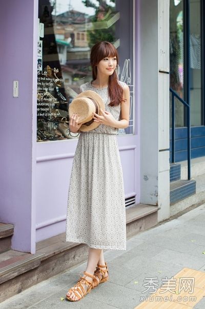 这个矮个子女孩穿着韩凡的长裙，营造出一种清晰甜美的搭配。