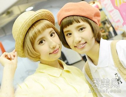 日本双胞胎年轻模特因短发蘑菇头可爱而受欢迎