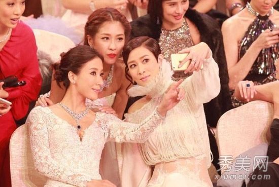 佘诗曼又看了一眼,审视了一下自己那些年的短而有能力的头发。