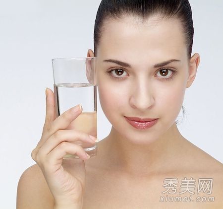 空可调节室内易缺水皮肤的供水和护肤方法