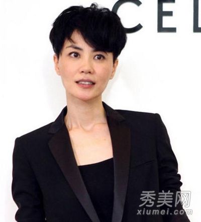 45岁的王菲变得越来越年轻,开始审视王菲的短发。