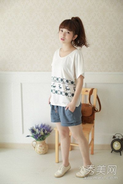 短裤或短裙的t恤在夏天很酷也很时尚