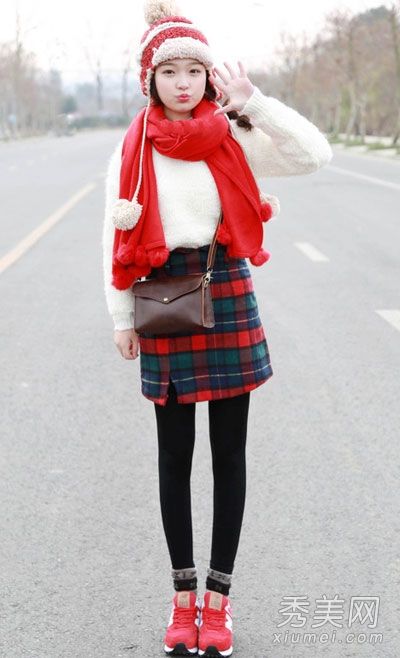 毛衣配短裙在新年穿起来又甜又可爱。
