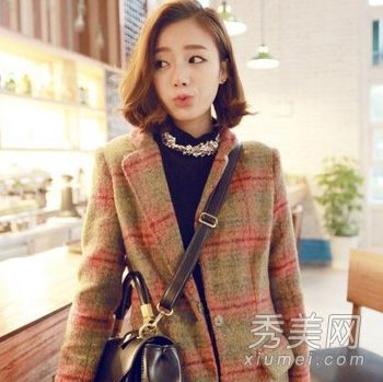 短发搭配最少的面部修饰是鲍勃流行的发型。