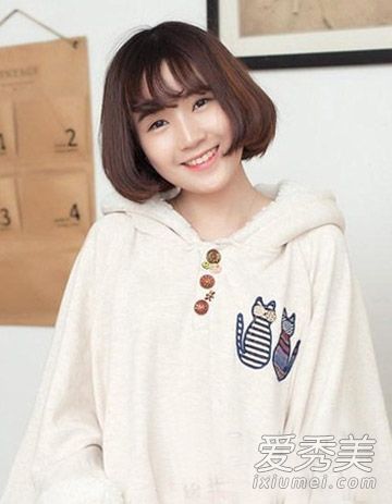 初夏时,女孩们改变了发型,9个刘海成为时尚,以此来降低她们的年龄。