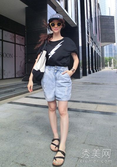 上衣配裙子或裤子在夏天很流行。