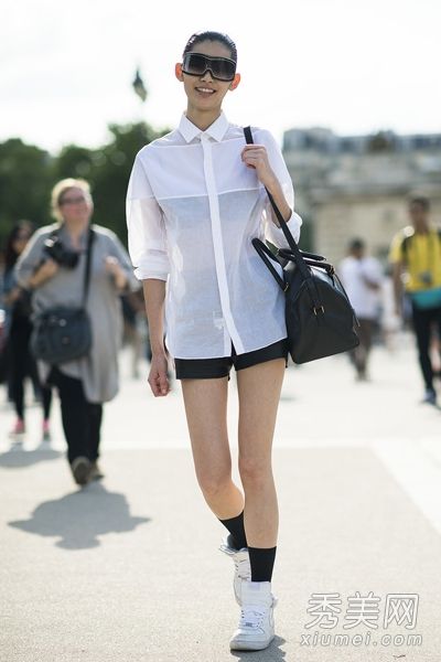 8件白色衬衫学习超模时尚搭配