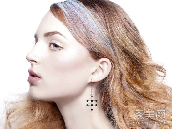 如果你不染发，你会死的。人们将向明星学习，在当地突出新的模式。