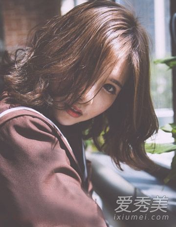 中间发型的发型已经爆炸了!9种中短发型和妆容