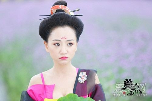 美容專家楊蓉領導的女性發型PK正成為一大熱門。