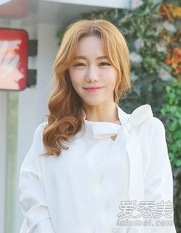 齐肩卷发和热染色的结合是2015年最流行的