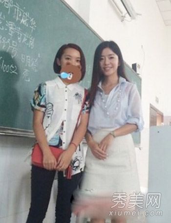 来自中国西南地区的美丽的日本老师很受欢迎。她的长发披肩非常纯净。