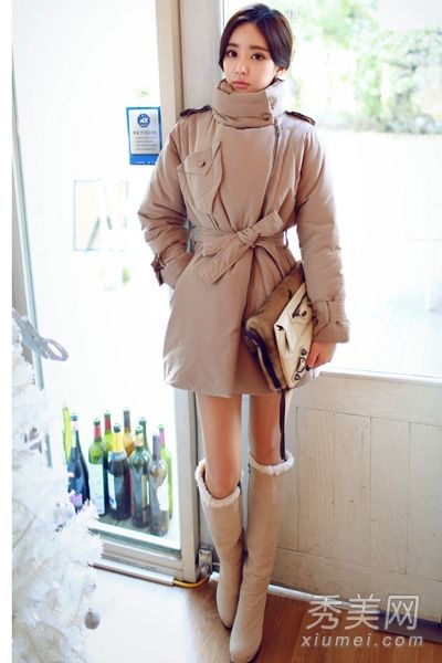 深冬羽绒服时尚着装，皮靴和保暖都可以