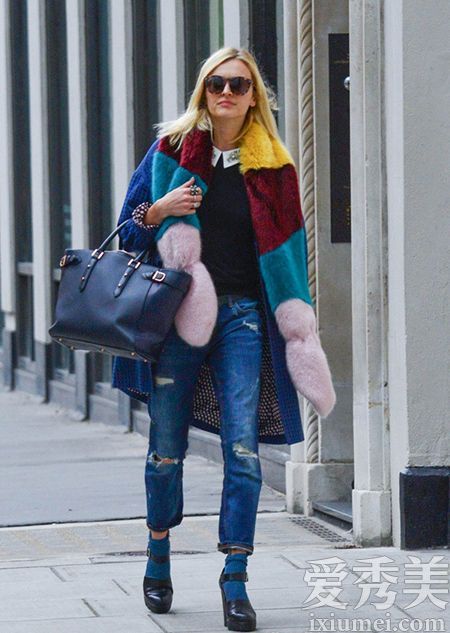 牛仔裤在冬天不会穿很久。它们和大衣很搭配。