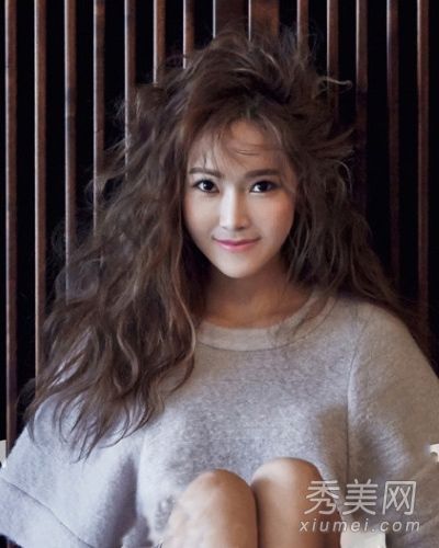 在少女时代，杰西卡的发型和蛋卷非常时尚