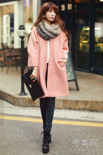韩式大衣和围巾优雅而女性化