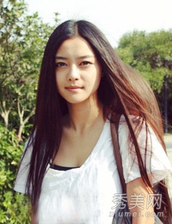 《田甜》中最漂亮的老师打了她的脸。熊黛林留着长长的直发,明亮美丽。