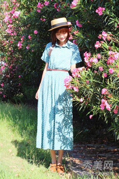 在仲夏，最好的搭配是长裙和草帽，打造一个甜美的淑女。