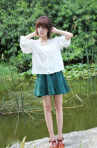 白色衬衫配短裙是工作时的时尚。